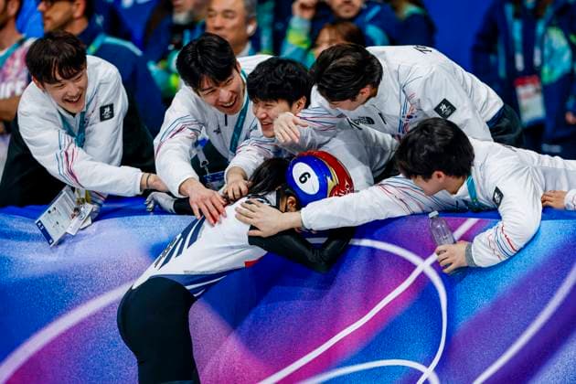 winner Gilli Kim of Republic of Korea celebrates with team of Republic of Korea after Women s 1500m Finals, Milano Cortina 2026 Winter Olympics: Day 14, Short Track Speed skating, Eisschnelllauf - Milano Cortina 2026 Winter Olympics: Day 14, Milano Speed Skating Stadium, February 20, 2026, Milan, Italy.