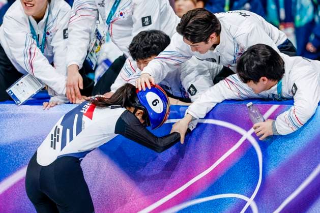 winner Gilli Kim of Republic of Korea celebrates with team of Republic of Korea after Women s 1500m Finals, Milano Cortina 2026 Winter Olympics: Day 14, Short Track Speed skating, Eisschnelllauf - Milano Cortina 2026 Winter Olympics: Day 14, Milano Speed Skating Stadium, February 20, 2026, Milan, Italy.