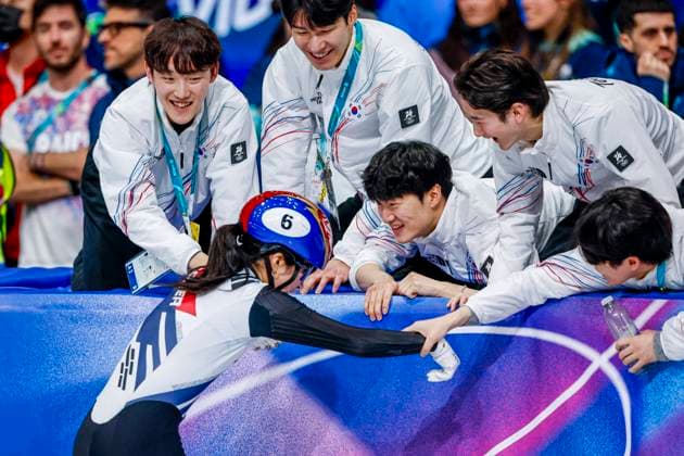 winner Gilli Kim of Republic of Korea celebrates with team of Republic of Korea after Women s 1500m Finals, Milano Cortina 2026 Winter Olympics: Day 14, Short Track Speed skating, Eisschnelllauf - Milano Cortina 2026 Winter Olympics: Day 14, Milano Speed Skating Stadium, February 20, 2026, Milan, Italy.