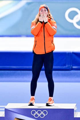 Speed skating, Eisschnelllauf Women s 1500m Awards, RIJPMA-de JONG Antoinette (NED) first place, Speed Skating awards, during Victory Ceremony, at the Olympic Winter games, Winterspiele,Spiele, Summer games Milano Cortina 2026, at Milano Speed Skating Stadium, on February 20, 2026 in Milan, Italy. Noxthirdxpartyxsales  aflo_320658520