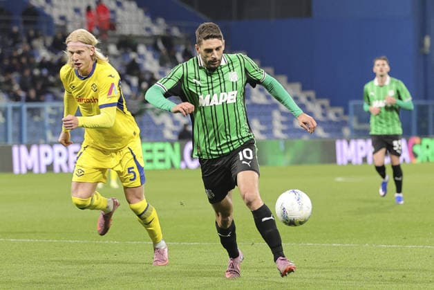 CALCIO - Serie A - US Sassuolo vs Hellas Verona FC Domenico Berardi of US Sassuolo play the ball during US Sassuolo vs Hellas Verona, 26Â° Serie A Enilive 2025-26 game at Mapei stadium - Citta del Tricolore in Reggio nell Emilia (RE), Italy, on February 20, 2026. Reggio Emilia Italy  Copyright: xIPAxSport ABACAx