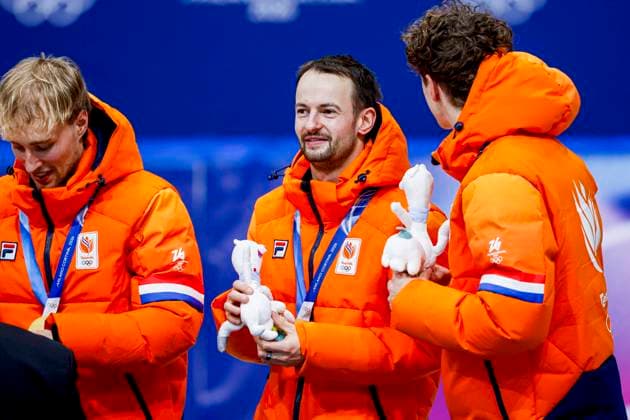 winners team of the Netherlands, Friso Emons of the Netherlands and Itzhak de Laat of the Netherlands and Teun Boer of the Netherlands smiling during the medal ceremony after Men s 5000m Relay Finals, Milano Cortina 2026 Winter Olympics: Day 14, Short Track Speed skating, Eisschnelllauf - Milano Cortina 2026 Winter Olympics: Day 14, Milano Speed Skating Stadium, February 20, 2026, Milan, Italy.