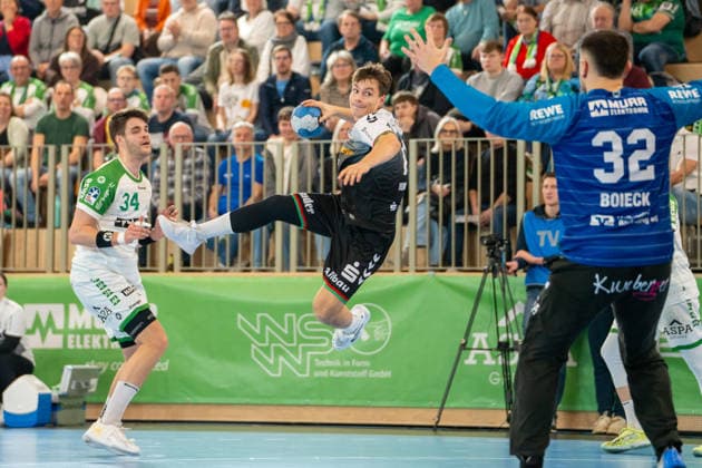Handball I Men I Season 2025 2026 I 2 Bundesliga I 20 Matchday I HC Oppenweiler Backnang TUSEM Essen I 20 02 2026 Nils Homscheid 15, TUSEM Essen in the throw, left in defense Lukas Rauh 34, HC Oppenweiler Backnang Backnang Murrtal Arena Baden Württemberg Germany Copyright: xLobeca MaxxPetershansx