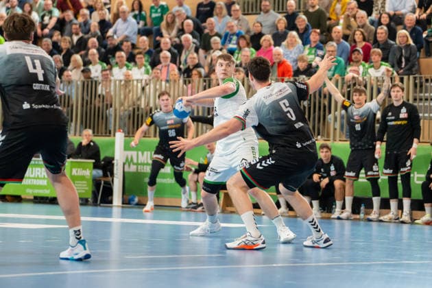 Handball I Men I Season 2025 2026 I 2 Bundesliga I 20 Matchday I HC Oppenweiler Backnang TUSEM Essen I 20 02 2026 Timm Buck 6, HC Oppenweiler Backnang with ball, Valentin Willner 5, TUSEM Essen in defense Backnang Murrtal Arena Baden Württemberg Germany Copyright: xLobeca MaxxPetershansx