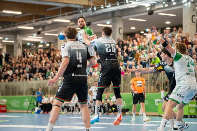 Handball I Men I Season 2025 2026 I 2 Bundesliga I 20 Matchday I HC Oppenweiler Backnang TUSEM Essen I 20 02 2026 Dominik Weiß 7, HC Oppenweiler Backnang throwing over the block Backnang Murrtal Arena Baden Württemberg Germany Copyright: xLobeca MaxxPetershansx