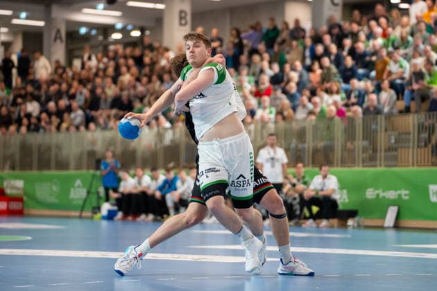 Handball I Men I Season 2025 2026 I 2 Bundesliga I 20 Matchday I HC Oppenweiler Backnang TUSEM Essen I 20 02 2026 Timm Buck 6, HC Oppenweiler Backnang defends hard from behind Backnang Murrtal Arena Baden Württemberg Germany Copyright: xLobeca MaxxPetershansx