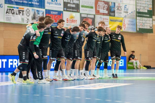 Handball I Men I Season 2025 2026 I 2 Bundesliga I 20 Matchday I HC Oppenweiler Backnang TUSEM Essen I 20 02 2026 Essen stands together before the match, Team Backnang Murrtal Arena Baden Württemberg Germany Copyright: xLobeca MaxxPetershansx