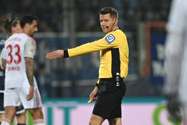 Schiedsrichter Patrick ITTRICH Gestik, Geste, gestikuliert, Fussball 2. Bundesliga, 23. Spieltag, matchday 23, VfL Bochum (BO) - 1. FC Nuernberg 1-1 am 20.02.2026, Vonovia Ruhrstadion Bochum Deutschland. DFL regulations prohibit any use of photographs as image sequences and or quasi-video Ã‚Â *** Referee Patrick ITTRICH gestures, gestures, gestures, Football 2 Bundesliga, 23 matchday, matchday 23, VfL Bochum BO 1 FC Nuernberg 1 1 on 20 02 2026, Vonovia Ruhrstadion Bochum Germany DFL regulations prohibit any use of photographs as image sequences and or quasi video ÃÂ