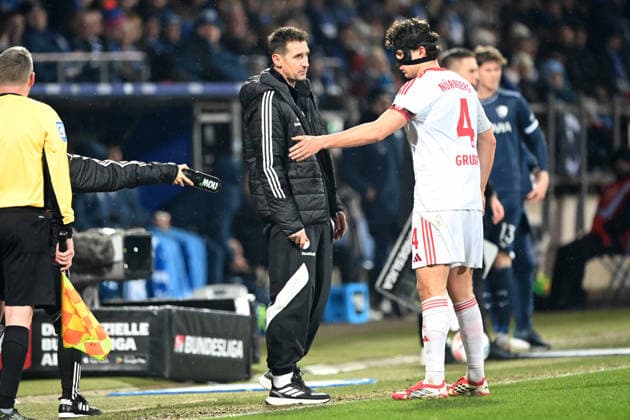 Coach Miroslav KLOSE N gives instructions, to Fabio GRUBER N Football 2 Bundesliga, 23 Matchday 23, VfL Bochum BO 1 FC Nuernberg 1 1 am 20 02 2026, Vonovia Ruhrstadion Bochum Germany DFL regulations prohibit any use of photographs as image sequences and or quasi video ÃÂ
