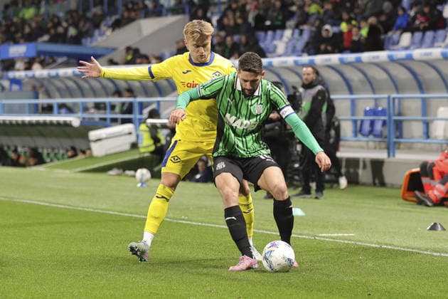 CALCIO - Serie A - US Sassuolo vs Hellas Verona FC Domenico Berardi of US Sassuolo battle for the ball with Martin Frese of Hellas Verona FC during US Sassuolo vs Hellas Verona, 26Â° Serie A Enilive 2025-26 game at Mapei stadium - Citta del Tricolore in Reggio nell Emilia (RE), Italy, on February 20, 2026. Reggio Emilia Italy  Copyright: xIPAxSport ABACAx