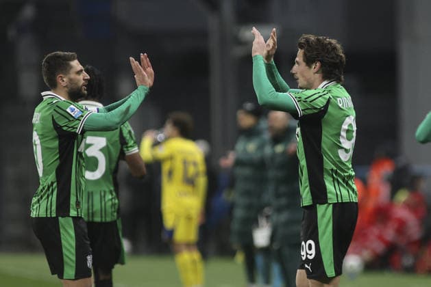 CALCIO - Serie A - US Sassuolo vs Hellas Verona FC Domenico Berardi of US Sassuolo and Andrea Pinamonti of US Sassuolo celebrates during US Sassuolo vs Hellas Verona, 26Â° Serie A Enilive 2025-26 game at Mapei stadium - Citta del Tricolore in Reggio nell Emilia (RE), Italy, on February 20, 2026. Reggio Emilia Italy  Copyright: xIPAxSport ABACAx