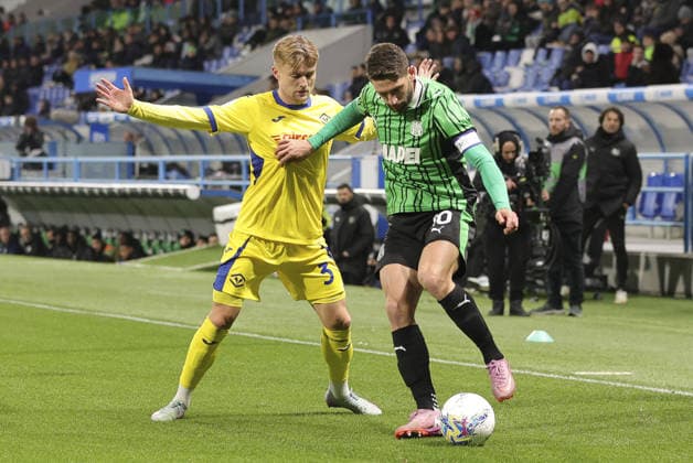 CALCIO - Serie A - US Sassuolo vs Hellas Verona FC Domenico Berardi of US Sassuolo battle for the ball with Martin Frese of Hellas Verona FC during US Sassuolo vs Hellas Verona, 26Â° Serie A Enilive 2025-26 game at Mapei stadium - Citta del Tricolore in Reggio nell Emilia (RE), Italy, on February 20, 2026. Reggio Emilia Italy  Copyright: xIPAxSport ABACAx