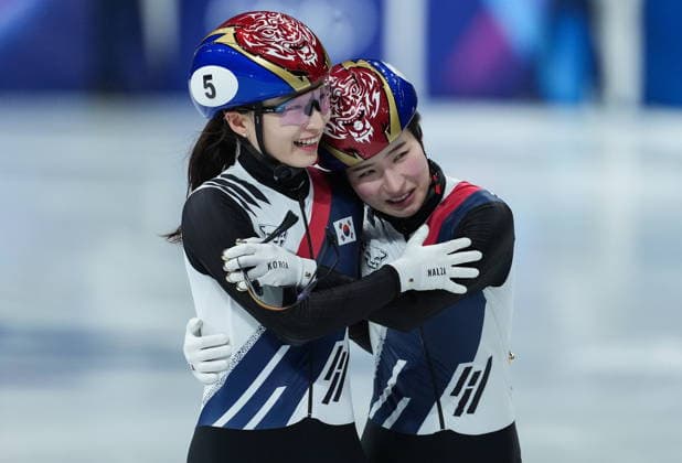 February 20, 2026, Milan, ITALY: South Korea s Choi Minjeong, left, who won silver, congratulates compatriot Kim Gilli on her gold medal finish in the women s 1,500 metre short track speedskating finals at the 2026 Winter Olympics, in Milan, on Friday, February 20, 2026. Canada News - February 20, 2026  - ZUMAc35_ 20260220_zaf_c35_168 Copyright: xDarrylxDyckx