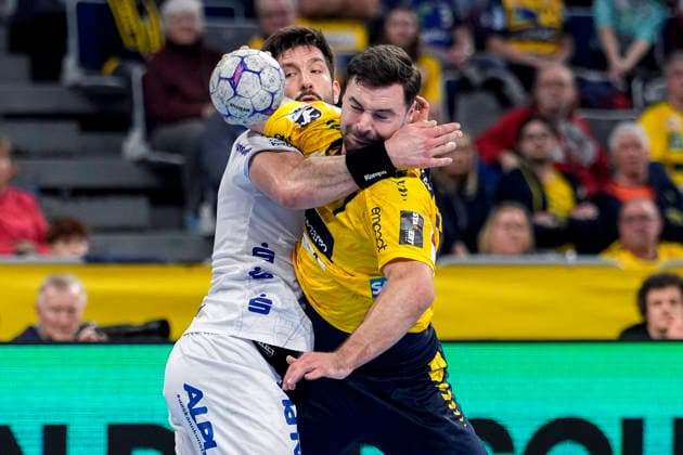 v li Tim Suton TBV, 23 , Dani Baijens RNL, 77 , duel, duel, tackle, tackling, dynamics, action, action, 20 02 2026, Mannheim Germany , Handball, Bundesliga, Rhein Neckar Löwen TBV Lemgo Lippe xozx