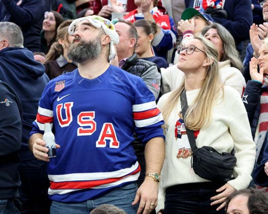 February 20, 2026, Milan, Lombardy, Italy: Jason Kelce and his wife Kylie at the Team United States against Team Slovakia in a men s Ice hockey, Eishockey semifinal during the Milano Cortina 2026 Olympic Winter games, Winterspiele,Spiele, Summer games at Milano Santagiulia Ice Hockey Arena. Milan Italy - ZUMAm117 20260220_oly_m117_059 Copyright: xDavidxMcIntyrex