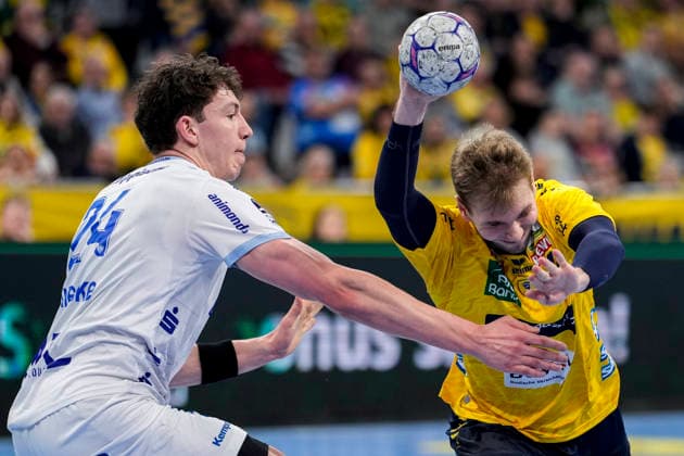 from left Joel Willecke TBV, 24 , Mathias Larson RNL, 4 , duel, duel, tackle, tackling, dynamics, action, action, 20 02 2026, Mannheim Germany , Handball, Bundesliga, Rhein Neckar Löwen TBV Lemgo Lippe xozx