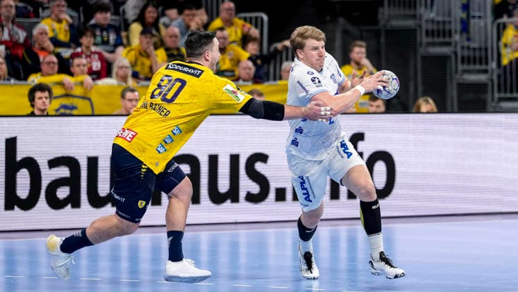 from left Jannik Kohlbacher RNL, 80 , Lukas Hutecek TBV, 2 , duel, duel, tackle, tackling, dynamics, action, action, 20 02 2026, Mannheim Germany , Handball, Bundesliga, Rhein Neckar Löwen TBV Lemgo Lippe xozx