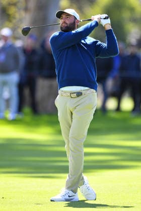 PACIFIC PALISADES, CA - FEBRUARY 20: Scottie Scheffler hits a shot on the 11th hole during the second round of the Genesis Invitational on February 20, 2026, at Riviera Country Club in Pacific Palisades, CA. (Photo by Brian Rothmuller Icon Sportswire) GOLF: FEB 20 PGA, Golf Herren The Genesis Invitational EDITORIAL USE ONLY Icon260220013