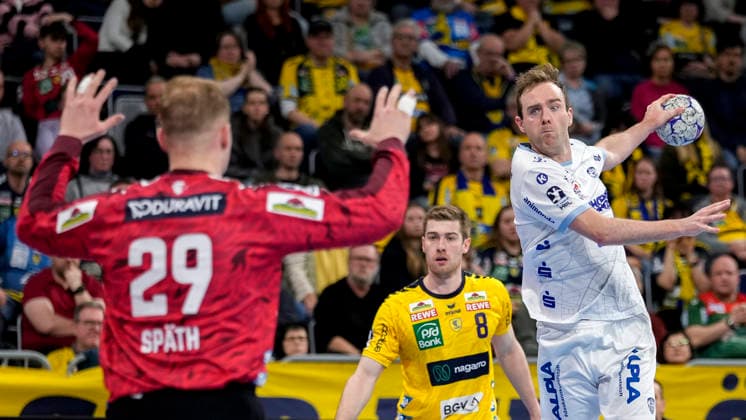 from left David Späth goalkeeper, RNL, 29 , Tim Nothdurft RNL, 8 , Bobby Schagen TBV, 14 , during jump shot, throw, goal shot, action, action scene, 20 02 2026, Mannheim Germany , Handball, Bundesliga, Rhein Neckar Löwen TBV Lemgo Lippe xozx
