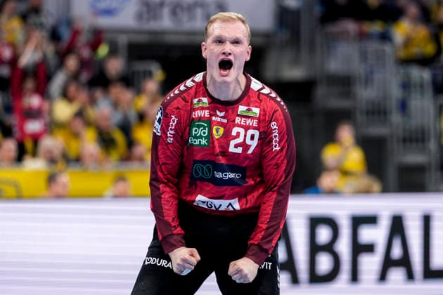 David Späth goalkeeper, RNL, 29 , Rhein Neckar Löwen player, single picture, single photo, action, cheering, cheers, celebration, joy, happy, rejoicing, confident, optimistic, positive, game scene, 20 02 2026, Mannheim Germany , Handball, Bundesliga, Rhein Neckar Löwen TBV Lemgo Lippe xozx
