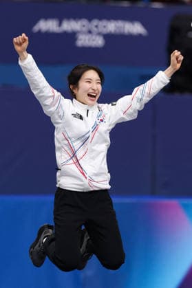 Winter Olympics - Podium of Short Track Speed skating, Eisschnelllauf Women s 1500m Gold medalist Kim Gil-li of Team Republic of Korea celebrates on the podium of the short track speed skating women s 1500m final during the Milano Cortina 2026 Winter Olympic Games, Olympische Spiele, Olympia, OS at Milano Ice Skating Arena in Milan, Italy on February 20, 2026. Photo by Alexis Jumeau ABACAPRESS.COM Milan Italy  Copyright: xJumeauxAlexis ABACAx
