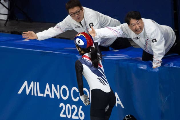February 20, 2026, Milano, Lombardy, Italy: Gilli Kim (6) of the Republic of Korea is congratulated by her coaches after winning the gold medal in the Short Track Speed skating, Eisschnelllauf Women 1500m Finals A during the 2026 Winter Olympics at the Milano Ice Skating Arena on Friday in Milano. Milano Italy - ZUMAj89_ 20260220_oly_j89_037 Copyright: xPaulxKitagakixJr.x