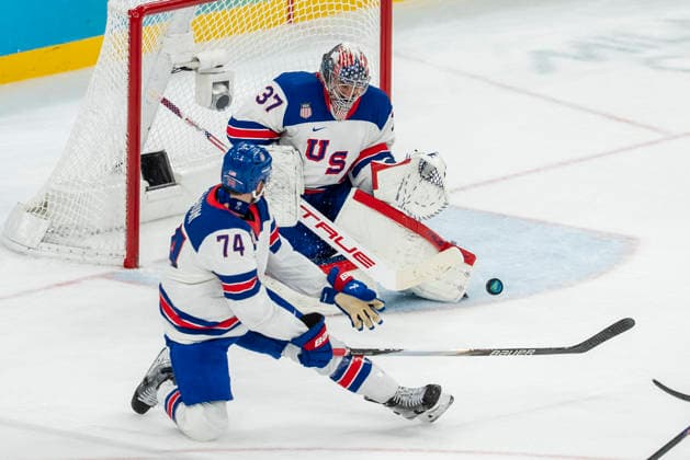 Ice hockey, Eishockey - Milano Cortina 2026 Winter Olympics: Day 14 Jaccob Slavin, Connor Hellebuyck during the Men s Playoffs Semi-final match between USA and Slovakia of the Milano Cortina 2026 Winter Olympic Games, Olympische Spiele, Olympia, OS at Milano Santagiulia Ice Hockey Arena on February 20, 2026 in Milan, Italy. Milano Italy  Copyright: xAndrzejxIwanczukx originalFilename:iwanczuk-icehocke260221_npW8S.jpg