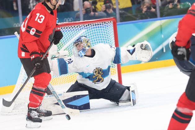 Olympics Milano Cortina 2026: Canada Vs Finland Mens Ice hockey, Eishockey Semifinals Feb 20 February 20, 2026: Juuse Saros (74) of Finland makes a save while Sam Reinhart (13) of Canada looks for a rebound during the Mens Ice Hockey Semifinal game between Canada and Finland held at Milano Santagiulia Ice Hockey Arena during the Milano Cortina 2026 Olympic Games, Olympische Spiele, Olympia, OS in Milan, Italy. MilanoCortina2026 Daniel Lea (Credit Image: Â Daniel Lea Cal Media) Milan Italy EDITORIAL USE ONLY Copyright: xx ZUMA-20260220_zma_c04_021.jpg DanielxLeax csmphotothree474677