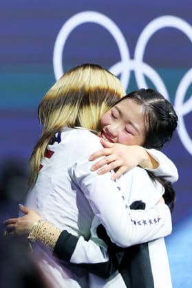 February 19, 2026, Milan, Italy: Alysa Liu of United States of America celebrates with Ami Nakai of Japan during the Figure skating, Eiskunstlauf Women Single Skating - Free Skating of the Milano Cortina 2026 Winter Olympics at Milano Ice Skating Arena. Milano Cortina 2026 Winter Olympics - Figure Skating Women Single Skating - Free Skating - 19 02 2026  - ZUMAs197 20260219_aaa_s197_788 Copyright: xFabrizioxCarabellix