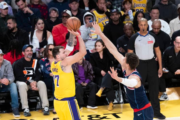 February 20, 2026, Los Angeles, California, USA: Los Angeles LakersÃ¢â‚¬â ¢ Luka DonÄÂiÄ¡ (77) shoots against Los Angeles Clippers Brook Lopez (11) during an NBA, Basketball Herren, USA basketball game at Crypto.com Arena on Friday, Feb. 20, 2026 in Los Angeles. Los Angeles USA - ZUMAc68_ 20260220_zaf_c68_001 Copyright: xRingoxChiux