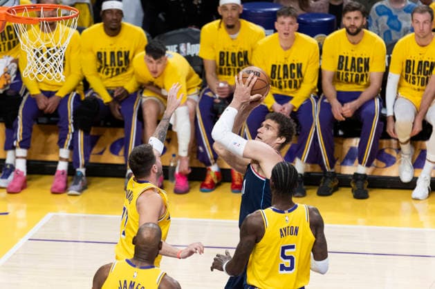 February 20, 2026, Los Angeles, California, USA: Los Angeles Clippers Brook Lopez (11) shoots against Los Angeles LakersÃ¢â‚¬â ¢ Luka DonÄÂiÄ¡ (77) during an NBA, Basketball Herren, USA basketball game at Crypto.com Arena on Friday, Feb. 20, 2026 in Los Angeles. Los Angeles USA - ZUMAc68_ 20260220_zaf_c68_010 Copyright: xRingoxChiux