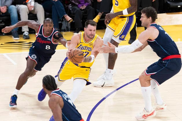 February 20, 2026, Los Angeles, California, USA: Los Angeles LakersÃ¢â‚¬â ¢ Luka DonÄÂiÄ¡ (77) drives between Los Angeles Clippers Kris Dunn (8) and Brook Lopez (11) during an NBA, Basketball Herren, USA basketball game at Crypto.com Arena on Friday, Feb. 20, 2026 in Los Angeles. Los Angeles USA - ZUMAc68_ 20260220_zaf_c68_011 Copyright: xRingoxChiux