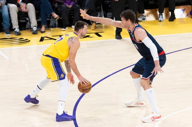February 20, 2026, Los Angeles, California, USA: Los Angeles LakersÃ¢â‚¬â ¢ Luka DonÄÂiÄ¡ (77) is defended by Los Angeles Clippers Brook Lopez (11) during an NBA, Basketball Herren, USA basketball game at Crypto.com Arena on Friday, Feb. 20, 2026 in Los Angeles. Los Angeles USA - ZUMAc68_ 20260220_zaf_c68_012 Copyright: xRingoxChiux