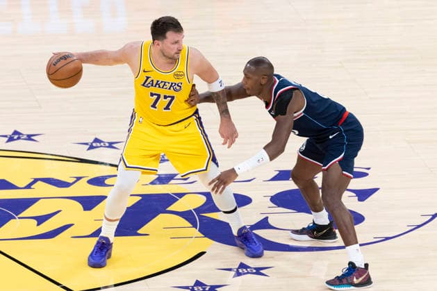 February 20, 2026, Los Angeles, California, USA: Los Angeles LakersÃ¢â‚¬â ¢ Luka DonÄÂiÄ¡ (77) is defended by Los Angeles Clippers Kris Dunn (8) during an NBA, Basketball Herren, USA basketball game at Crypto.com Arena on Friday, Feb. 20, 2026 in Los Angeles. Los Angeles USA - ZUMAc68_ 20260220_zaf_c68_015 Copyright: xRingoxChiux