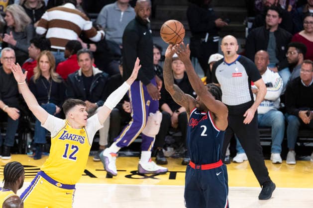 February 20, 2026, Los Angeles, California, USA: Los Angeles Clippers Kawhi Leonard (2) shoots against Los Angeles LakersÃ¢â‚¬â ¢ Jake LaRavia (12) during an NBA, Basketball Herren, USA basketball game at Crypto.com Arena on Friday, Feb. 20, 2026 in Los Angeles. Los Angeles USA - ZUMAc68_ 20260220_zaf_c68_018 Copyright: xRingoxChiux