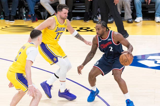 February 20, 2026, Los Angeles, California, USA: Los Angeles Clippers Kawhi Leonard (2) is defended by Los Angeles LakersÃ¢â‚¬â ¢ Luka DonÄÂiÄ¡ (77) and Jake LaRavia (12) during an NBA, Basketball Herren, USA basketball game at Crypto.com Arena on Friday, Feb. 20, 2026 in Los Angeles. Los Angeles USA - ZUMAc68_ 20260220_zaf_c68_019 Copyright: xRingoxChiux
