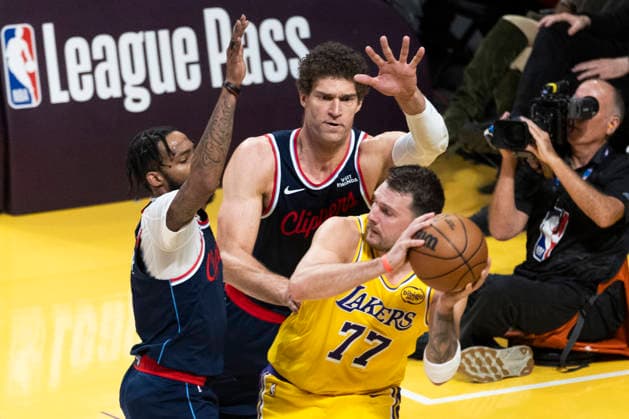 February 20, 2026, Los Angeles, California, USA: Los Angeles LakersÃ¢â‚¬â ¢ Luka DonÄÂiÄ¡ (77) is defended by Los Angeles Clippers Brook Lopez (11) and Derrick Jones Jr. (5) during an NBA, Basketball Herren, USA basketball game at Crypto.com Arena on Friday, Feb. 20, 2026 in Los Angeles. Los Angeles USA - ZUMAc68_ 20260220_zaf_c68_022 Copyright: xRingoxChiux