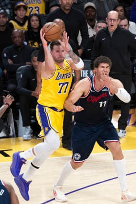February 20, 2026, Los Angeles, California, USA: Los Angeles LakersÃ¢â‚¬â ¢ Luka DonÄÂiÄ¡ (77) passes the ball against Los Angeles Clippers Brook Lopez (11) during an NBA, Basketball Herren, USA basketball game at Crypto.com Arena on Friday, Feb. 20, 2026 in Los Angeles. Los Angeles USA - ZUMAc68_ 20260220_zaf_c68_029 Copyright: xRingoxChiux