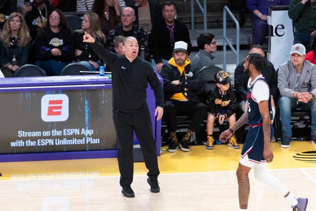February 20, 2026, Los Angeles, California, USA: Los Angeles Clippers head coach Tyronn Lue directs against the Los Angeles Lakers during an NBA, Basketball Herren, USA basketball game at Crypto.com Arena on Friday, Feb. 20, 2026 in Los Angeles. Los Angeles USA - ZUMAc68_ 20260220_zaf_c68_033 Copyright: xRingoxChiux