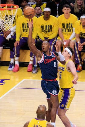 February 20, 2026, Los Angeles, California, USA: Kris Dunn 8 of the Los Angeles Clippers puts up a shot during a regular season NBA, Basketball Herren, USA game against the Los Angeles Lakers on Friday February 20, 2026 at Crypto.com Arena in Los Angeles, California. JAVIER ROJAS PI Los Angeles USA - ZUMAp124 20260220_zaa_p124_022 Copyright: xJavierxRojasx