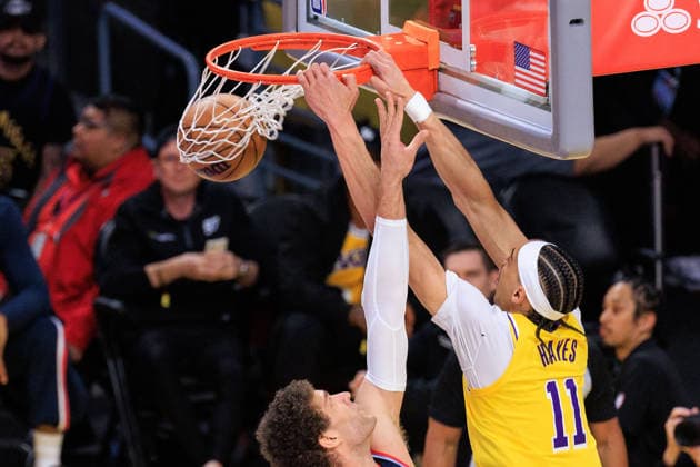 February 20, 2026, Los Angeles, California, USA: Jaxson Hayes 11 of the Los Angeles Lakers dunks past Brook Lopez 11 of the Los Angeles Clippers during a regular season NBA, Basketball Herren, USA game on Friday February 20, 2026 at Crypto.com Arena in Los Angeles, California. JAVIER ROJAS PI Los Angeles USA - ZUMAp124 20260220_zaa_p124_024 Copyright: xJavierxRojasx