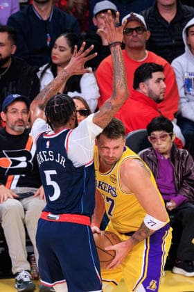 February 20, 2026, Los Angeles, California, USA: Luka Doncic 77 of the Los Angeles Lakers is guarded by Derrick Jones Jr. 5 of the Los Angeles Clippers during a regular season NBA, Basketball Herren, USA game on Friday February 20, 2026 at Crypto.com Arena in Los Angeles, California. JAVIER ROJAS PI Los Angeles USA - ZUMAp124 20260220_zaa_p124_025 Copyright: xJavierxRojasx