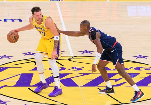February 20, 2026, Los Angeles, California, USA: Luka Doncic 77 of the Los Angeles Lakers is guarded by Kris Dunn 8 of the Los Angeles Clippers during a regular season NBA, Basketball Herren, USA game on Friday February 20, 2026 at Crypto.com Arena in Los Angeles, California. JAVIER ROJAS PI Los Angeles USA - ZUMAp124 20260220_zaa_p124_028 Copyright: xJavierxRojasx