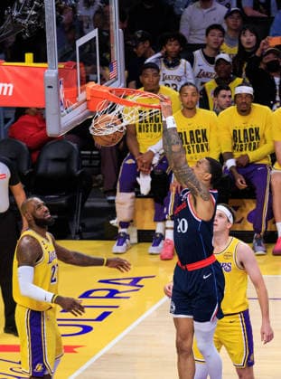 February 20, 2026, Los Angeles, California, USA: John Collins 20 of the Los Angeles Clippers dunks the ball during a regular season NBA, Basketball Herren, USA game against the Los Angeles Lakers on Friday February 20, 2026 at Crypto.com Arena in Los Angeles, California. JAVIER ROJAS PI Los Angeles USA - ZUMAp124 20260220_zaa_p124_030 Copyright: xJavierxRojasx