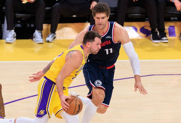 February 20, 2026, Los Angeles, California, USA: Luka Doncic 77 of the Los Angeles Lakers drives past Brook Lopez 11 of the Los Angeles Clippers during a regular season NBA, Basketball Herren, USA game on Friday February 20, 2026 at Crypto.com Arena in Los Angeles, California. JAVIER ROJAS PI Los Angeles USA - ZUMAp124 20260220_zaa_p124_031 Copyright: xJavierxRojasx