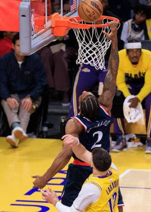 February 20, 2026, Los Angeles, California, USA: Kawhi Leonard 2 of the Los Angeles Clippers dunks the ball during a regular season NBA, Basketball Herren, USA game against the Los Angeles Lakers on Friday February 20, 2026 at Crypto.com Arena in Los Angeles, California. JAVIER ROJAS PI Los Angeles USA - ZUMAp124 20260220_zaa_p124_033 Copyright: xJavierxRojasx