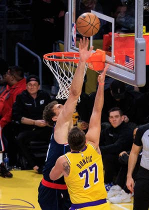February 20, 2026, Los Angeles, California, USA: Luka Doncic 77 of the Los Angeles Lakers puts a shot over Brook Lopez 11 of the Los Angeles Clippers during a regular season NBA, Basketball Herren, USA game on Friday February 20, 2026 at Crypto.com Arena in Los Angeles, California. JAVIER ROJAS PI Los Angeles USA - ZUMAp124 20260220_zaa_p124_034 Copyright: xJavierxRojasx