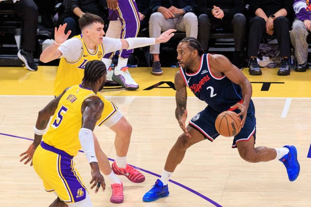 February 20, 2026, Los Angeles, California, USA: Kawhi Leonard 2 of the Los Angeles Clippers with the ball during a regular season NBA, Basketball Herren, USA game against the Los Angeles Lakers on Friday February 20, 2026 at Crypto.com Arena in Los Angeles, California. JAVIER ROJAS PI Los Angeles USA - ZUMAp124 20260220_zaa_p124_036 Copyright: xJavierxRojasx
