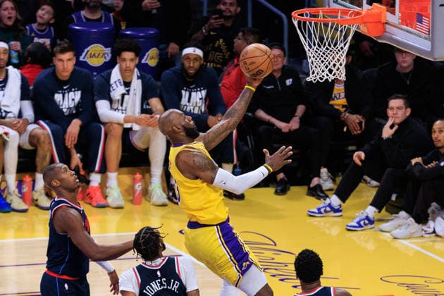 February 20, 2026, Los Angeles, California, USA: LeBron James 23 of the Los Angeles Lakers puts up a layup during a regular season NBA, Basketball Herren, USA game against the Los Angeles Clippers on Friday February 20, 2026 at Crypto.com Arena in Los Angeles, California. JAVIER ROJAS PI Los Angeles USA - ZUMAp124 20260220_zaa_p124_041 Copyright: xJavierxRojasx