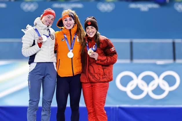 Milan Cortina Olympics: Speed skating, Eisschnelllauf Antoinette Rijpma-de Jong (C) of the Netherlands poses with the gold medal she won in the women s speed skating 1,500 meters at the Milan Cortina Olympics, alongside Norwegian silver medalist Ragne Wiklund (L) and Canadian bronze medalist Valerie Maltais, on Feb. 20, 2026, at Milano Speed Skating Stadium in Milan.  A14AA0005310054P